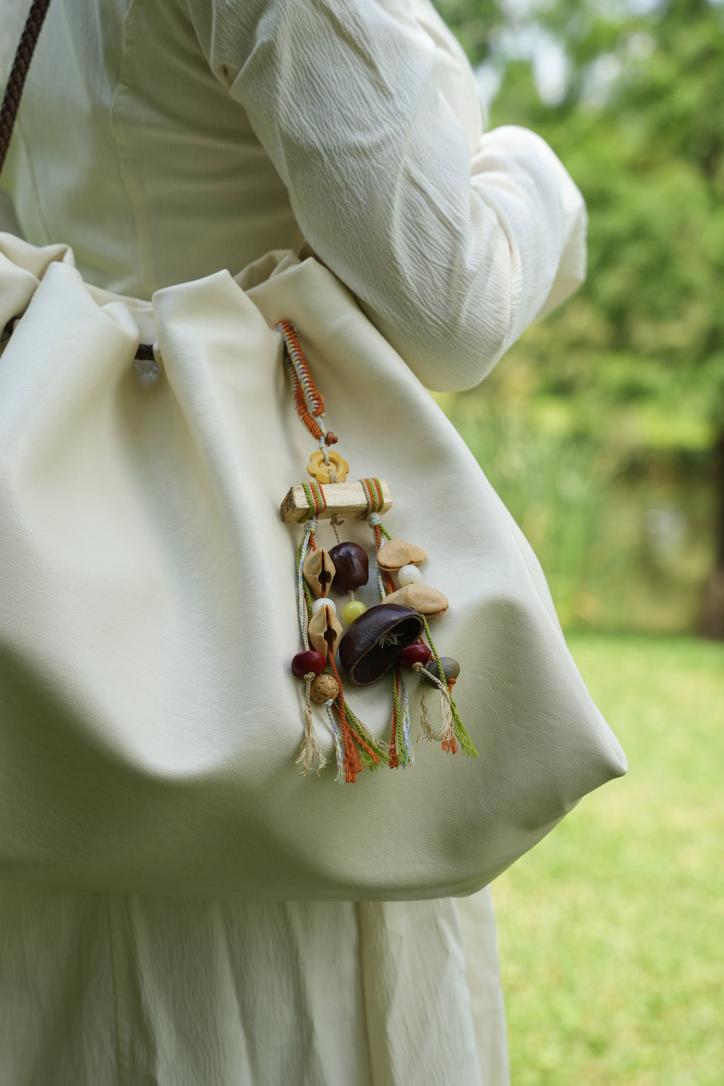 « Le mobile d'automne » - Breloque en branche de bois avec bouton en forme de fleur et pompons à franges