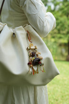 « Le mobile d'automne » - Breloque en branche de bois avec bouton en forme de fleur et pompons à franges