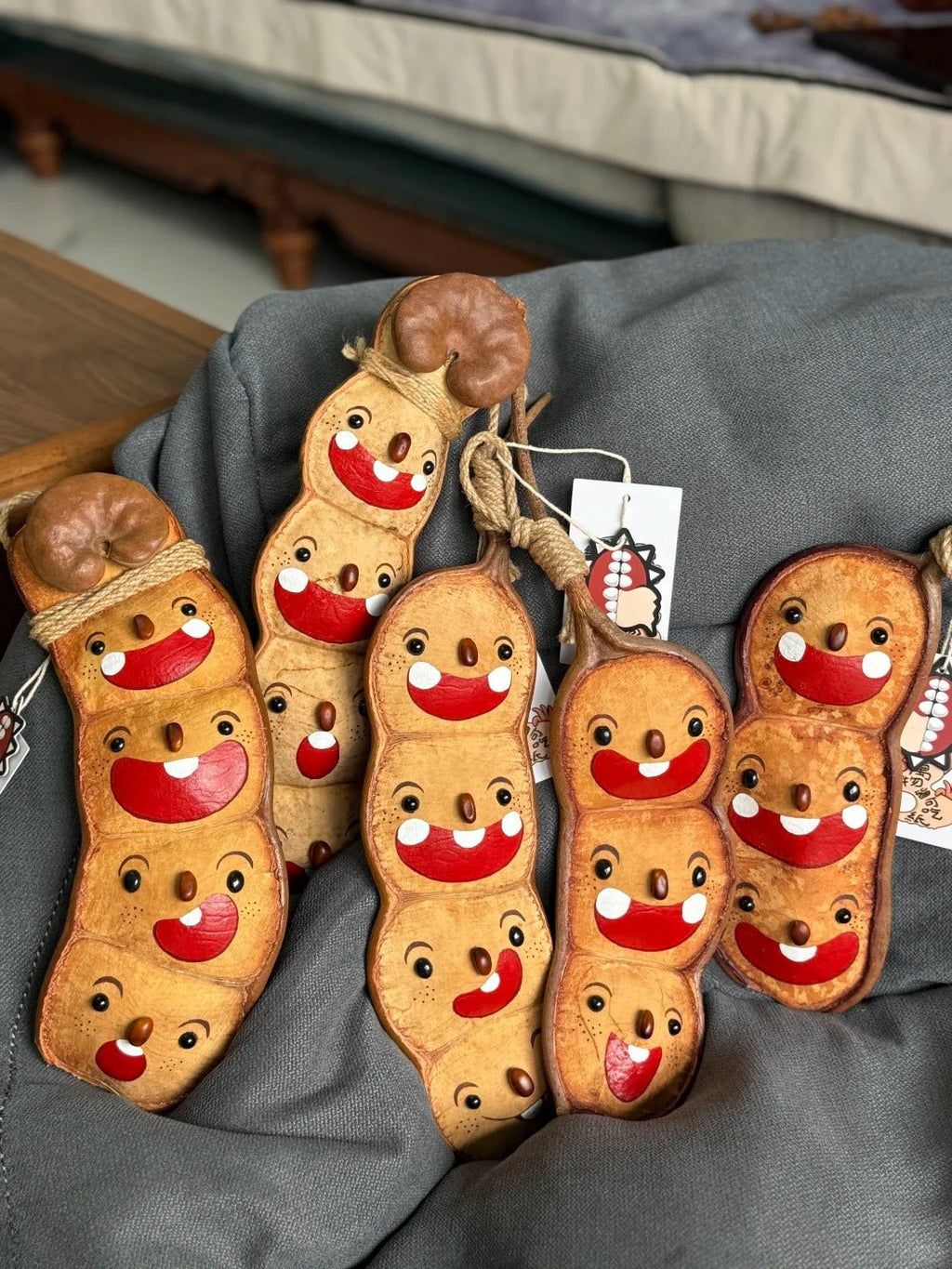 Hand - Painted Giant Entada Pod Ornament – World’s Largest Bean Wall Decor - Yunicrafts