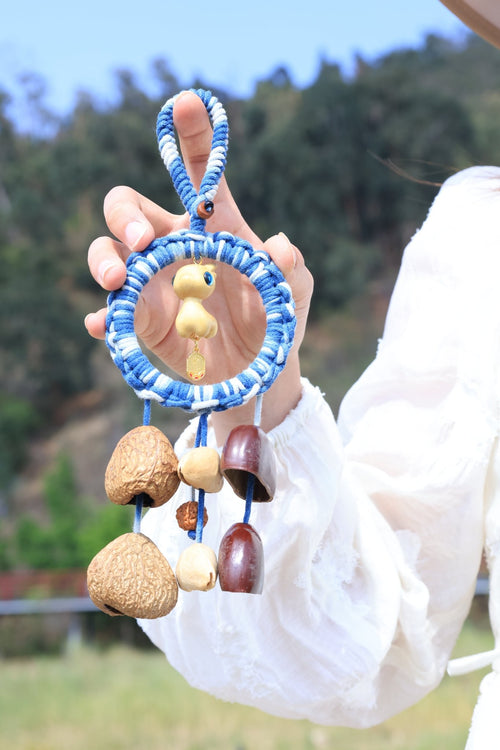 "The Azure Fawn" - Atrapasueños tejido azul con ciervos de madera y campanas de semillas - Yunicrafts