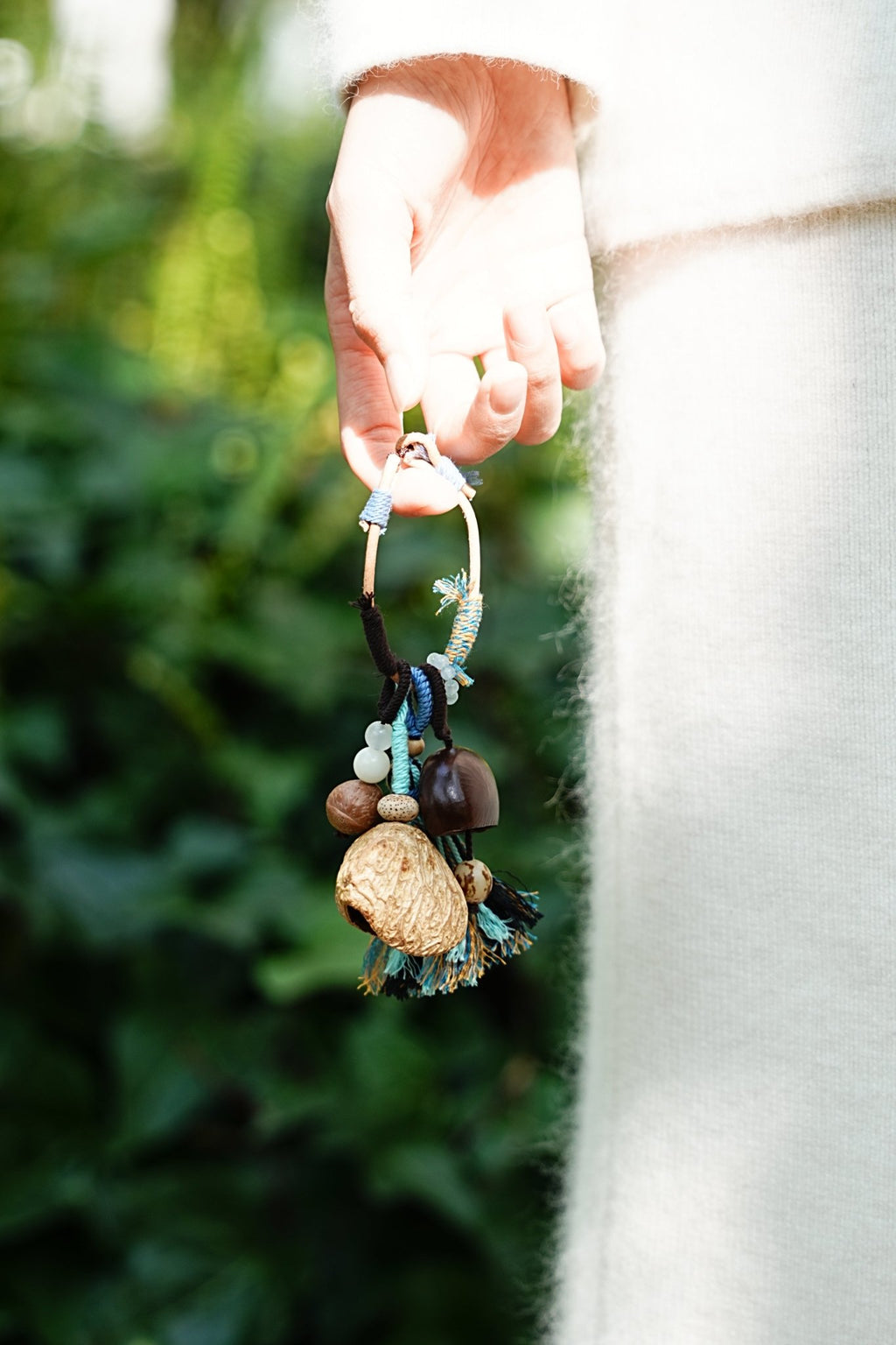 « The Azure Spirit » - Charme de sac en noix naturelle avec pompon bleu Boho et boucle enveloppée - Yunicrafts
