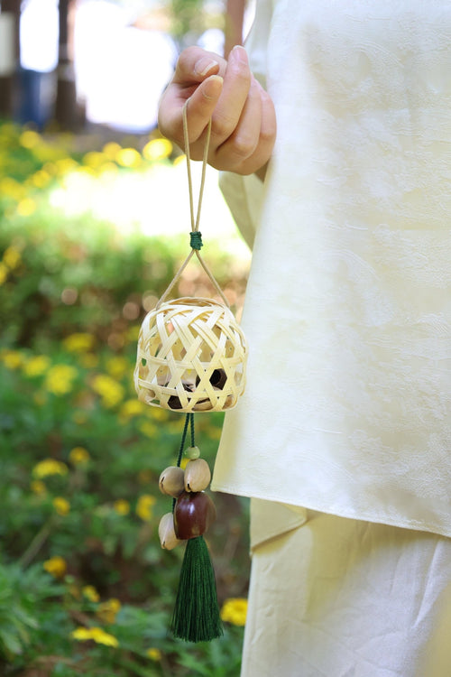 "La Linterna de Bambú" - Mano - Dije de Jaula Tejida con Campanas de Semillas y Borla Esmeralda - Yunicrafts