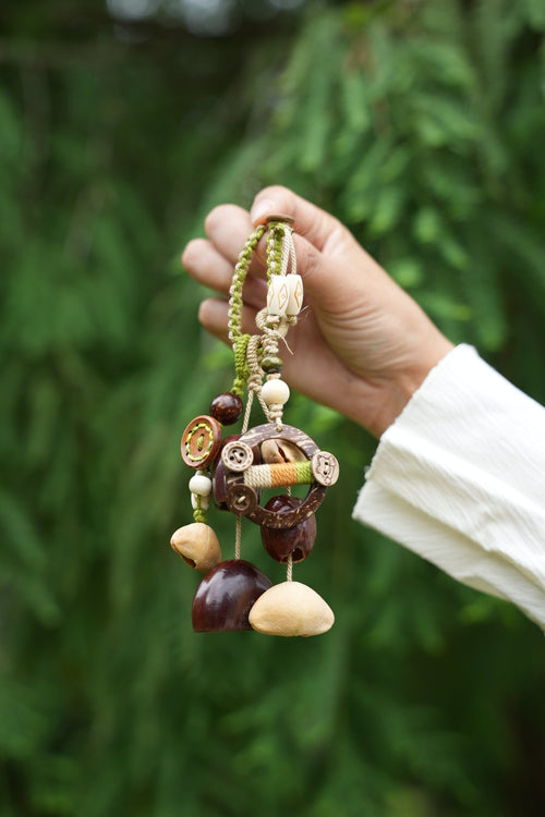 „Der Waldwanderer“ – Handgewebter Taschenanhänger aus natürlichen Samen und Kokosnussschalen – Yunicrafts
