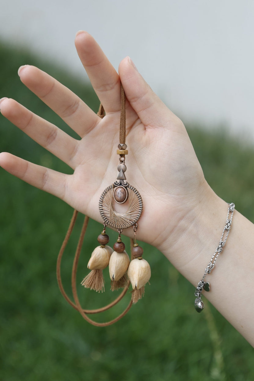 "The Bronze Dreamer" - Pendente mandala tecido em espiral com sementes naturais e borlas de café com leite - __Yunicrafts__