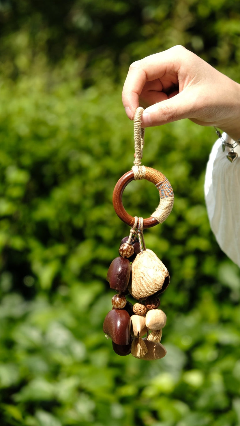 "The Earth Song" - Mão - Anel de madeira embrulhado e amuleto de bolsa de vagem fibrosa - __Yunicrafts__