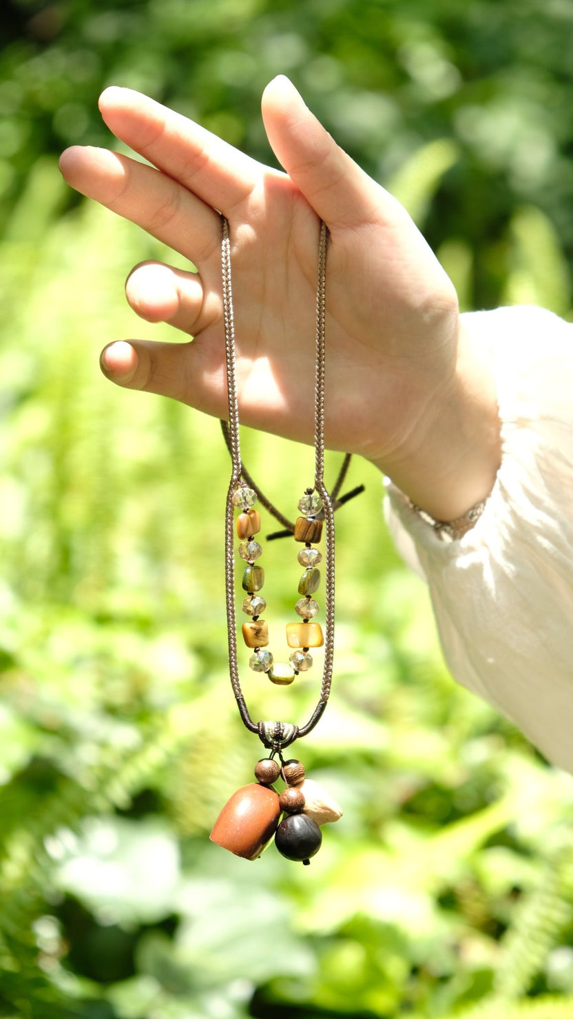 "The Earthy Gem" - Colar com pendente de semente natural e corrente de pedra com missangas - __Yunicrafts__