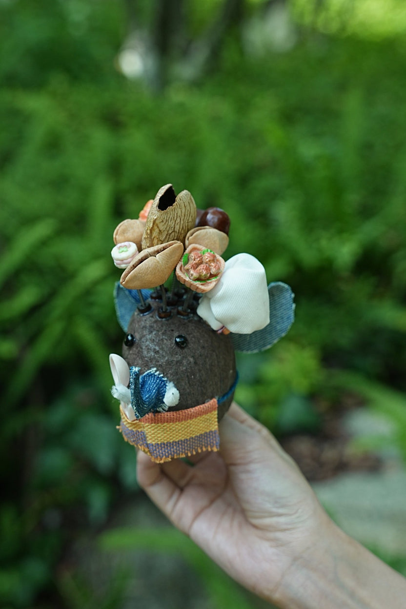 "The Feast King" - Boneco Elefante Casca de Noz com Coroa de Lanche e Colher Minúscula - __Yunicrafts__