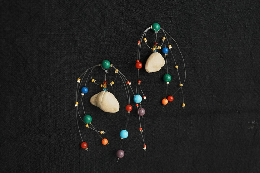 "The Floating Carnival" - Conta colorida de arame invisível e brincos de sementes naturais - __Yunicrafts__