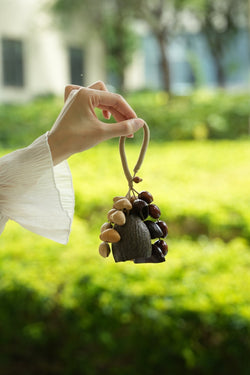 "La campana della foresta" - Ciondolo a grappolo di semi naturali misti con manico avvolto in beige - Yunicrafts