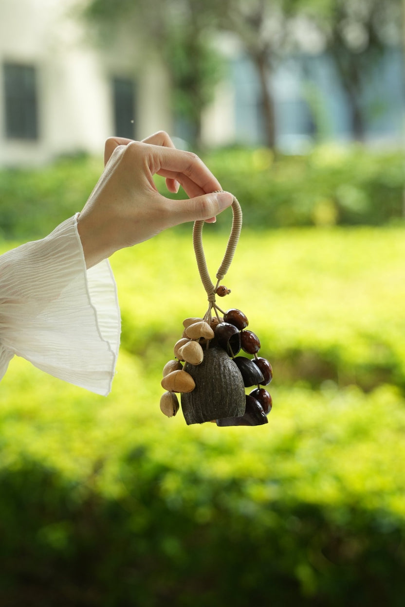 "The Forest Bell" - Amuleto misto de sementes naturais com pega embrulhada bege - __Yunicrafts__
