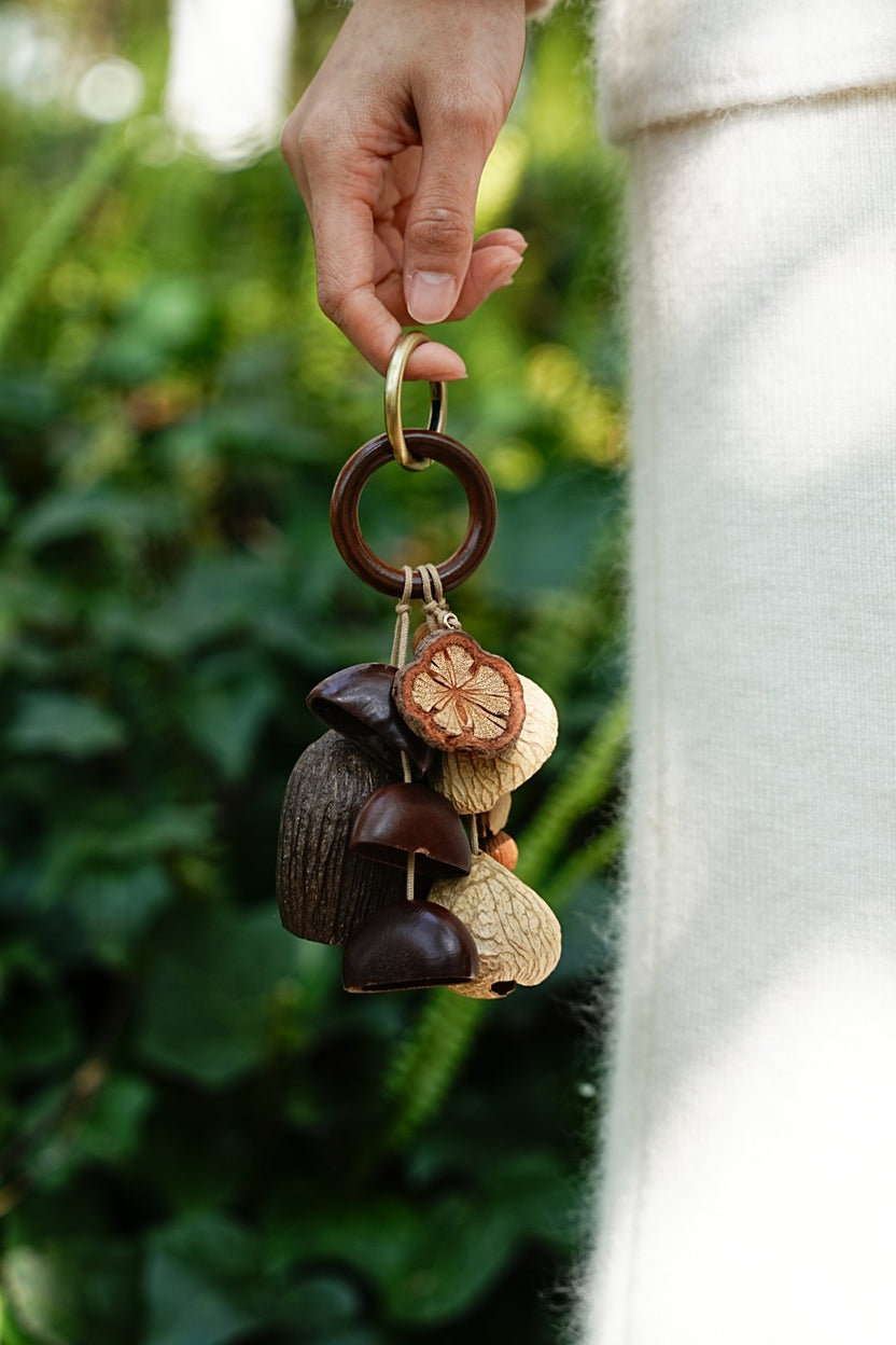 "The Forest Harvest Ring" - Amuleto de Sementes Naturais com Cabo de Madeira Escura - __Yunicrafts__