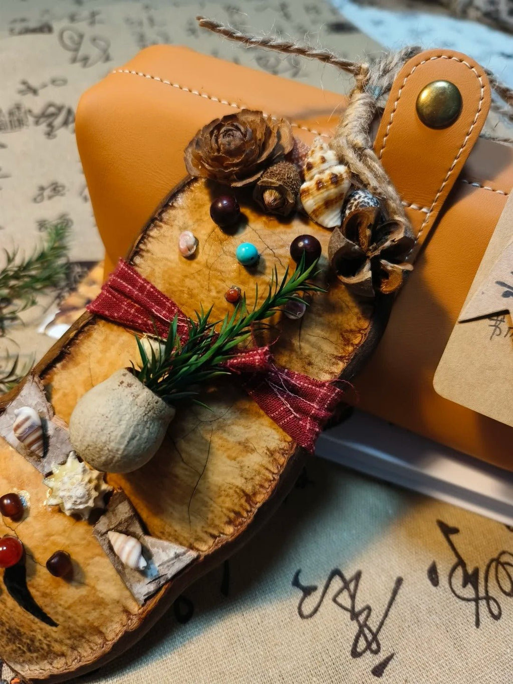Ręcznie robiona ozdoba na kapsułę Entada z funkcją obracania – natura – prezent inspirowany – Yunicrafts