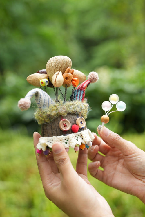 „Szczęśliwy błazen” – lalka klauna w łupinie orzecha z balonami i maską lisa – Yunicrafts