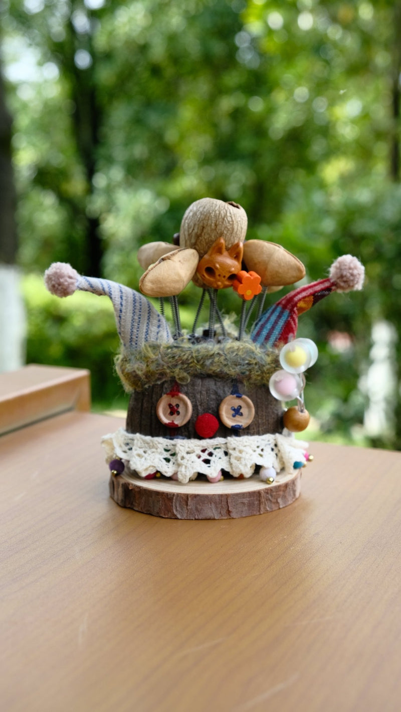 "The Happy Jester" - Muñeco payaso de cáscara de nuez con globos y máscara de zorro - Yunicrafts