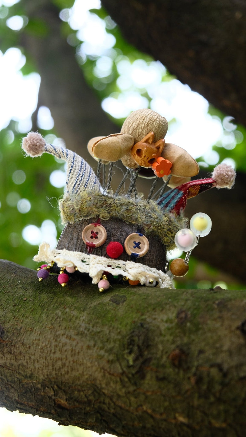 "The Happy Jester" - Muñeco payaso de cáscara de nuez con globos y máscara de zorro - Yunicrafts