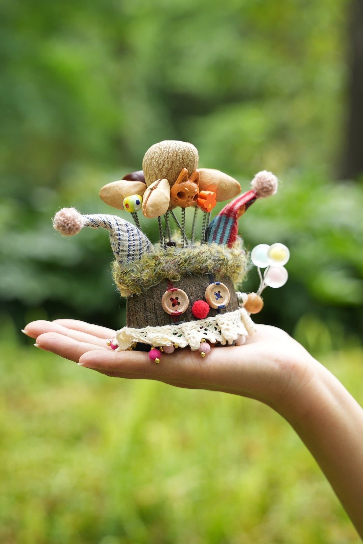 "The Happy Jester" - Muñeco payaso de cáscara de nuez con globos y máscara de zorro - Yunicrafts
