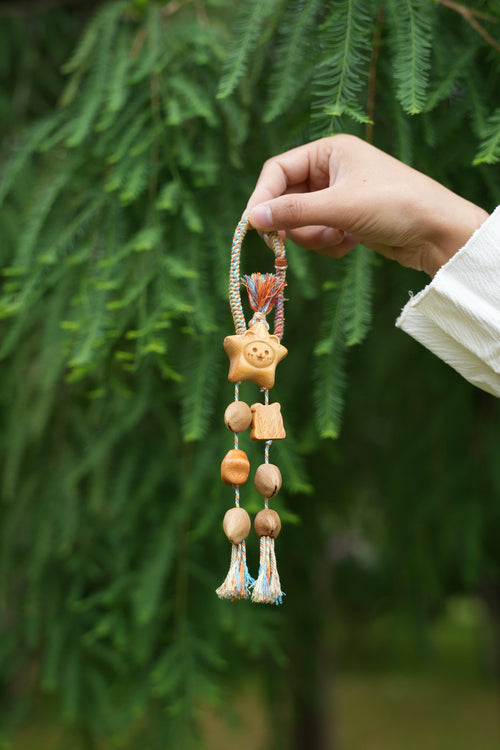 „Der glückliche Stern“ – aus Holz geschnitzter lächelnder Stern und Toasttaschenanhänger – Yunicrafts