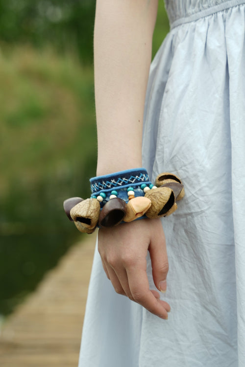 „The Indigo Beat“ – ethnische bestickte Handgelenksrassel mit natürlichen Samenglocken – Yunicrafts