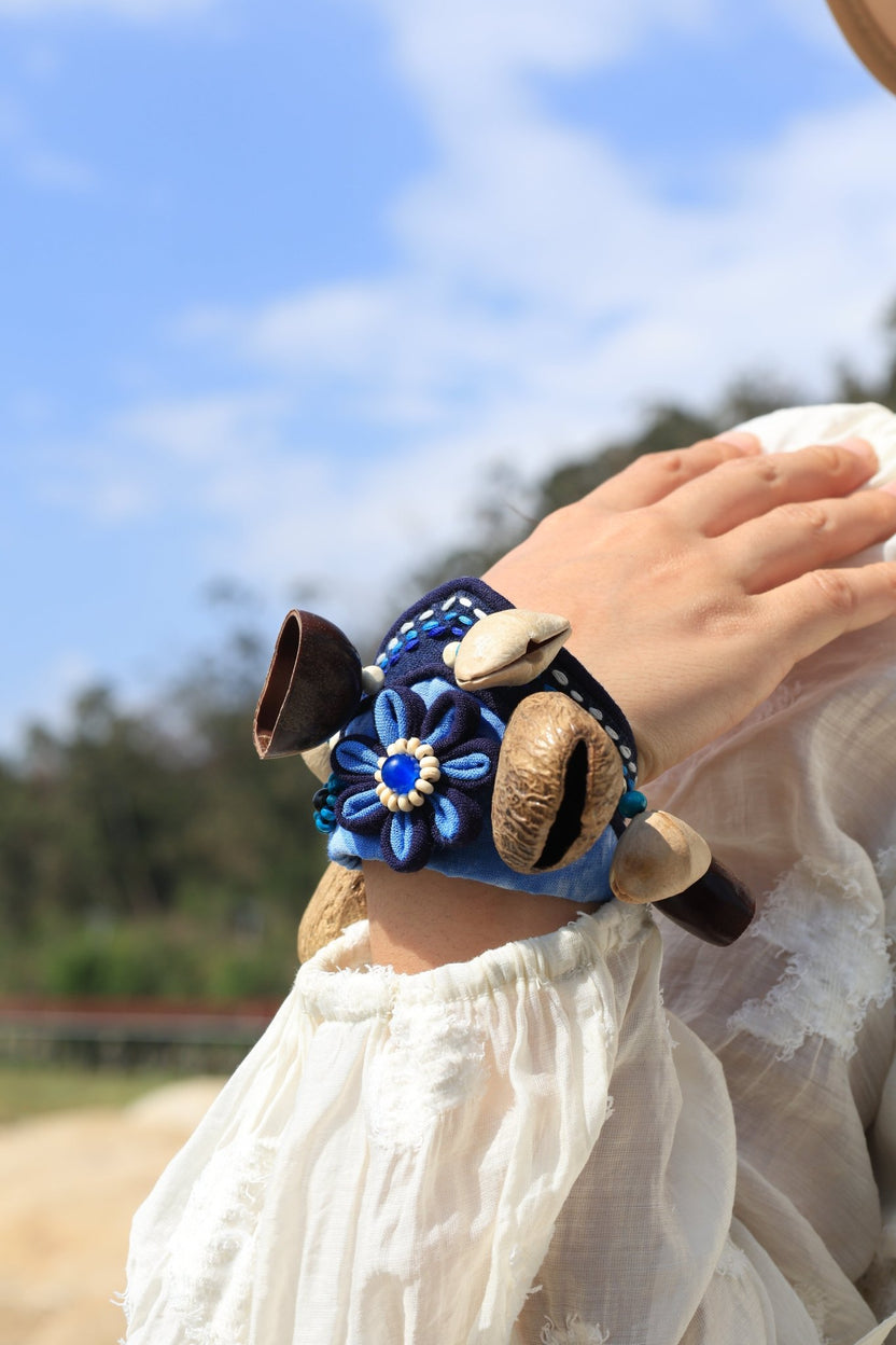 "The Indigo Flower Rattle" - Percussão de pulso artesanal com vagens de sementes - __Yunicrafts__