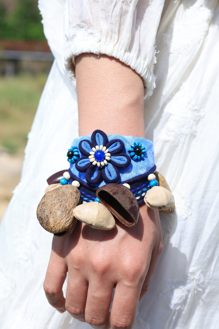 "The Indigo Flower Rattle" - Percussão de pulso artesanal com vagens de sementes - __Yunicrafts__