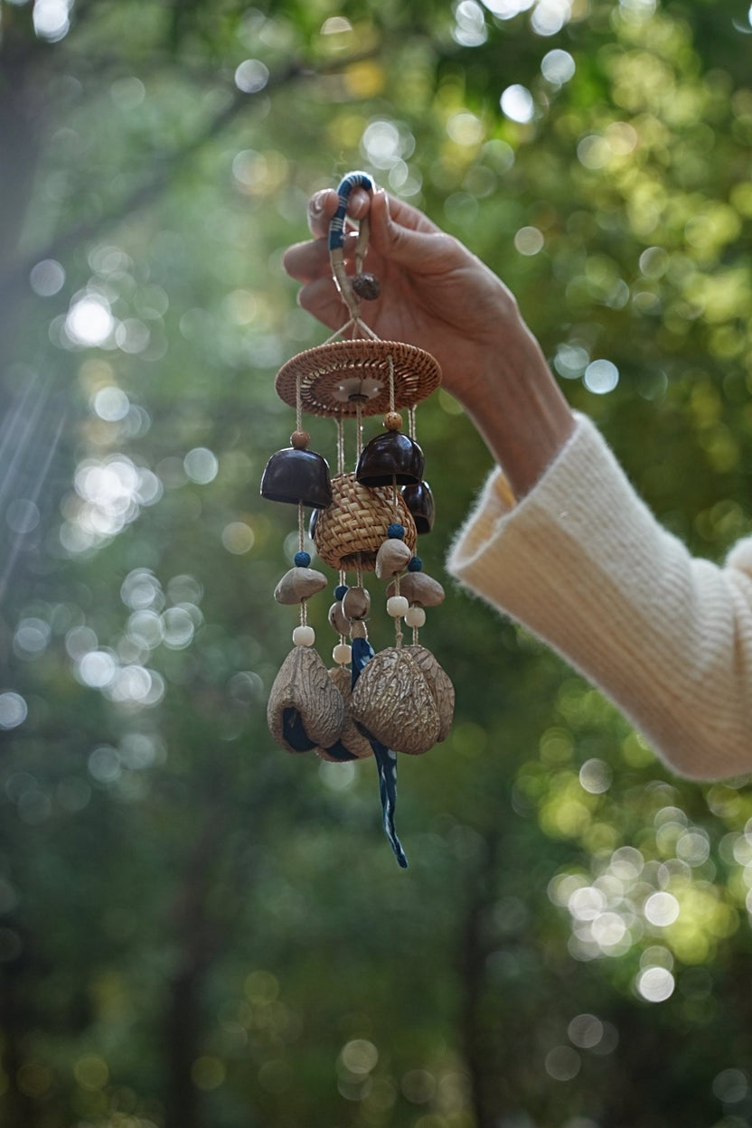 "The Indigo Harvest" - Cesta de vime e carrilhão de vento de sementes de tecido Shibori - __Yunicrafts__