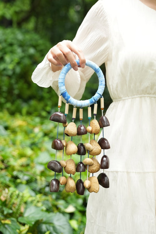 „The Indigo Rain“ – Shibori-umwickelter Ring und kaskadierendes Muschel-Windspiel – Yunicrafts