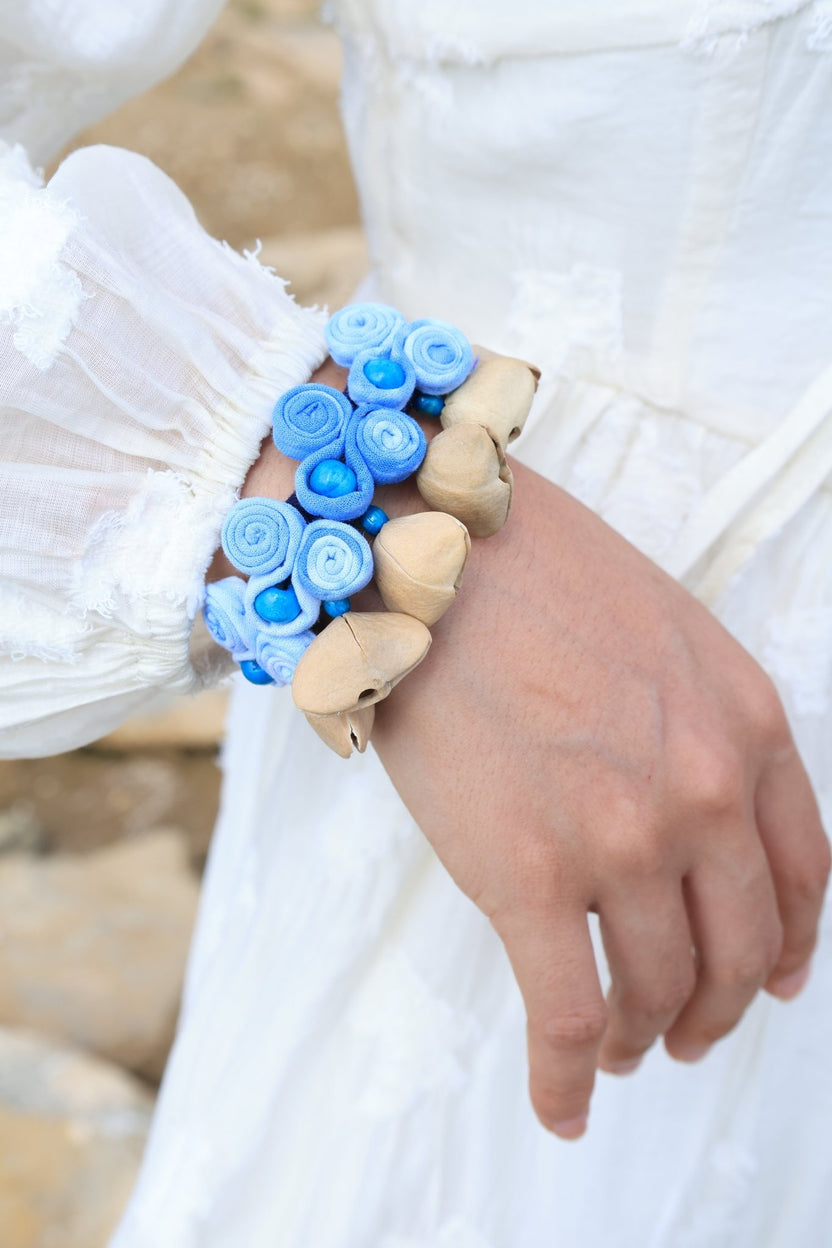 "The Indigo Ripple" - Chocalho de pulso em roseta de tecido azul feito à mão com sinos de sementes - __Yunicrafts__