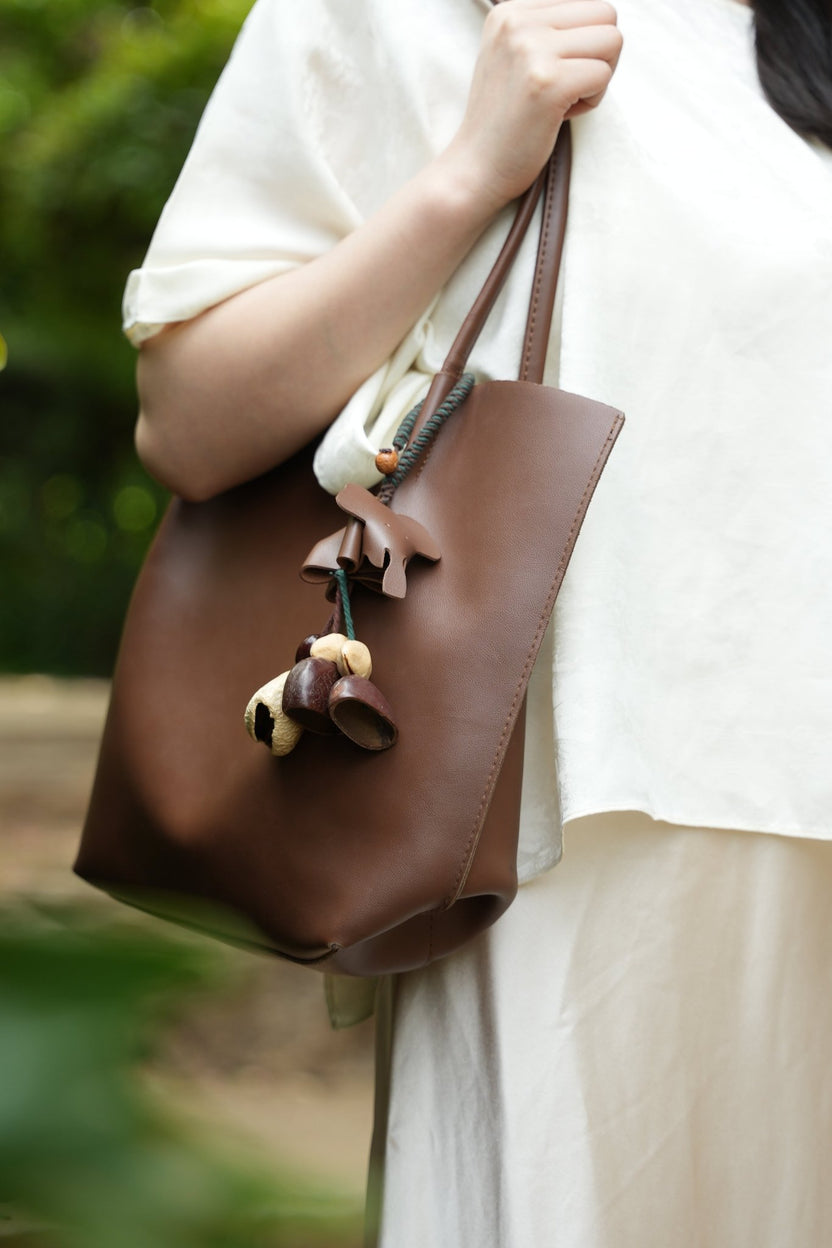 "The Leather Elephant Guardian" - Amuleto de bolsa em pele artesanal com sinos de sementes naturais - __Yunicrafts__
