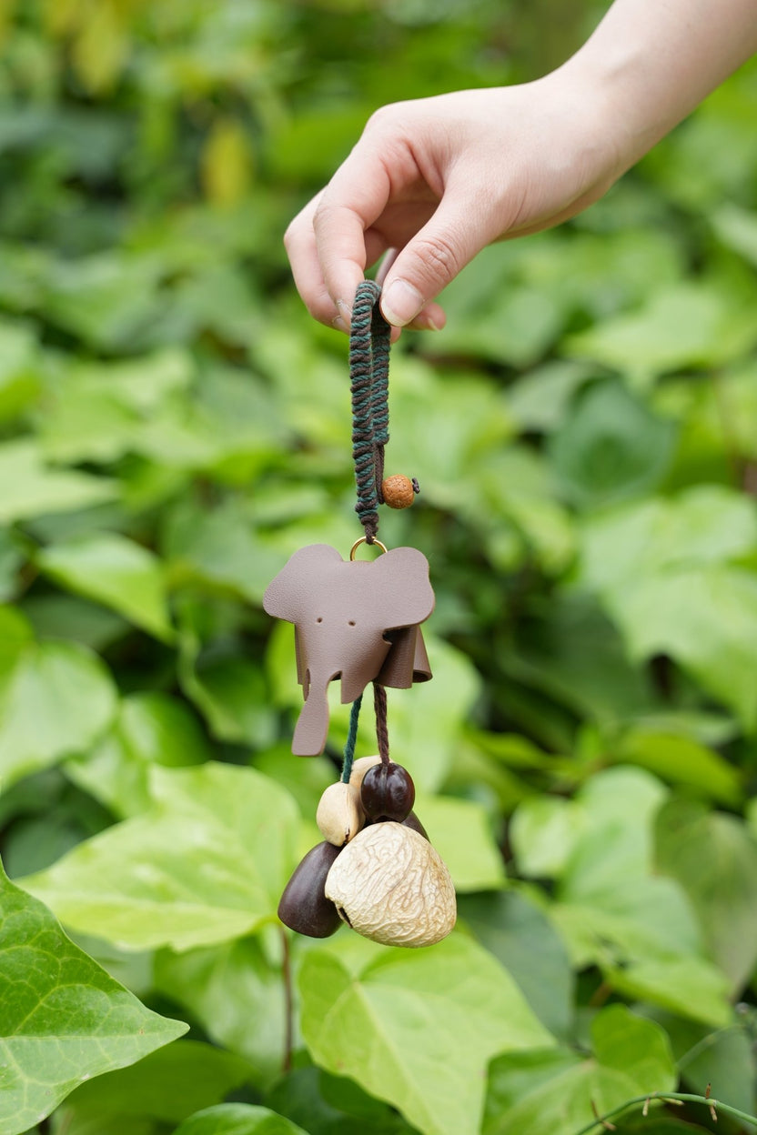 "The Leather Elephant Guardian" - Amuleto de bolsa em pele artesanal com sinos de sementes naturais - __Yunicrafts__
