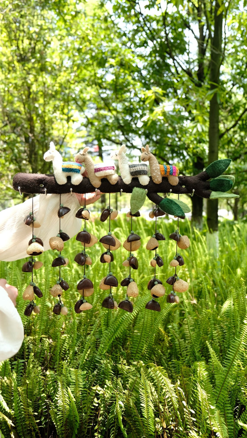 Campanella a vento da appendere alla parete della foresta di lama – Decorazione fatta a mano in feltro con animali e semi naturali - Yunicrafts
