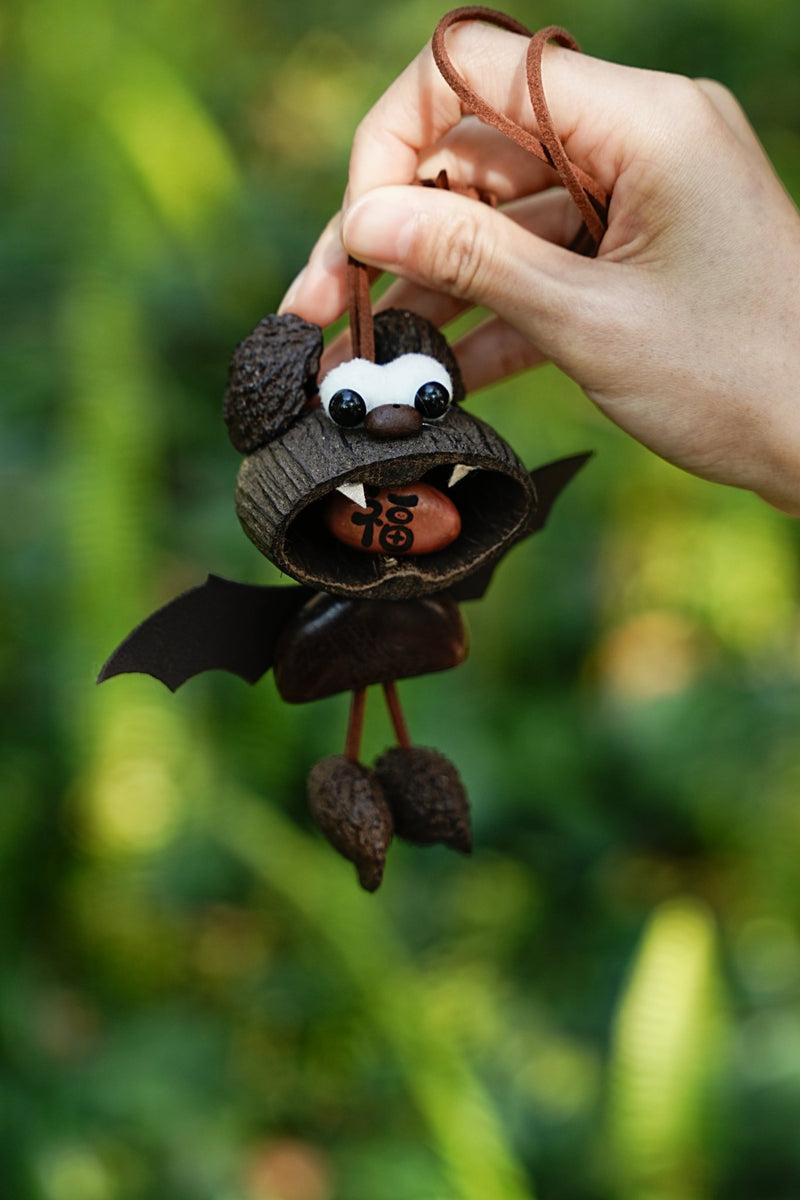 "Il pipistrello della fortuna" - Ciondolo per auto realizzato a mano con guscio di noce con seme "Fu" (buona fortuna) - Yunicrafts