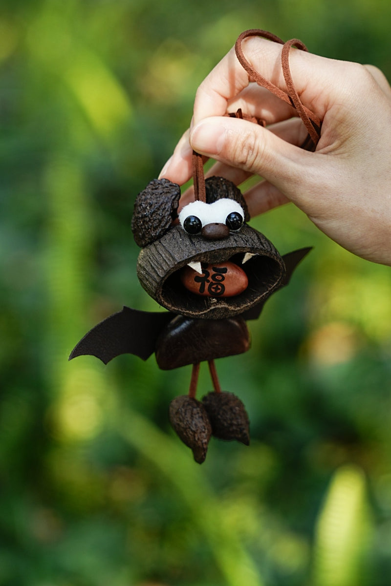 "Il pipistrello della fortuna" - Ciondolo per auto realizzato a mano con guscio di noce con seme "Fu" (buona fortuna) - Yunicrafts