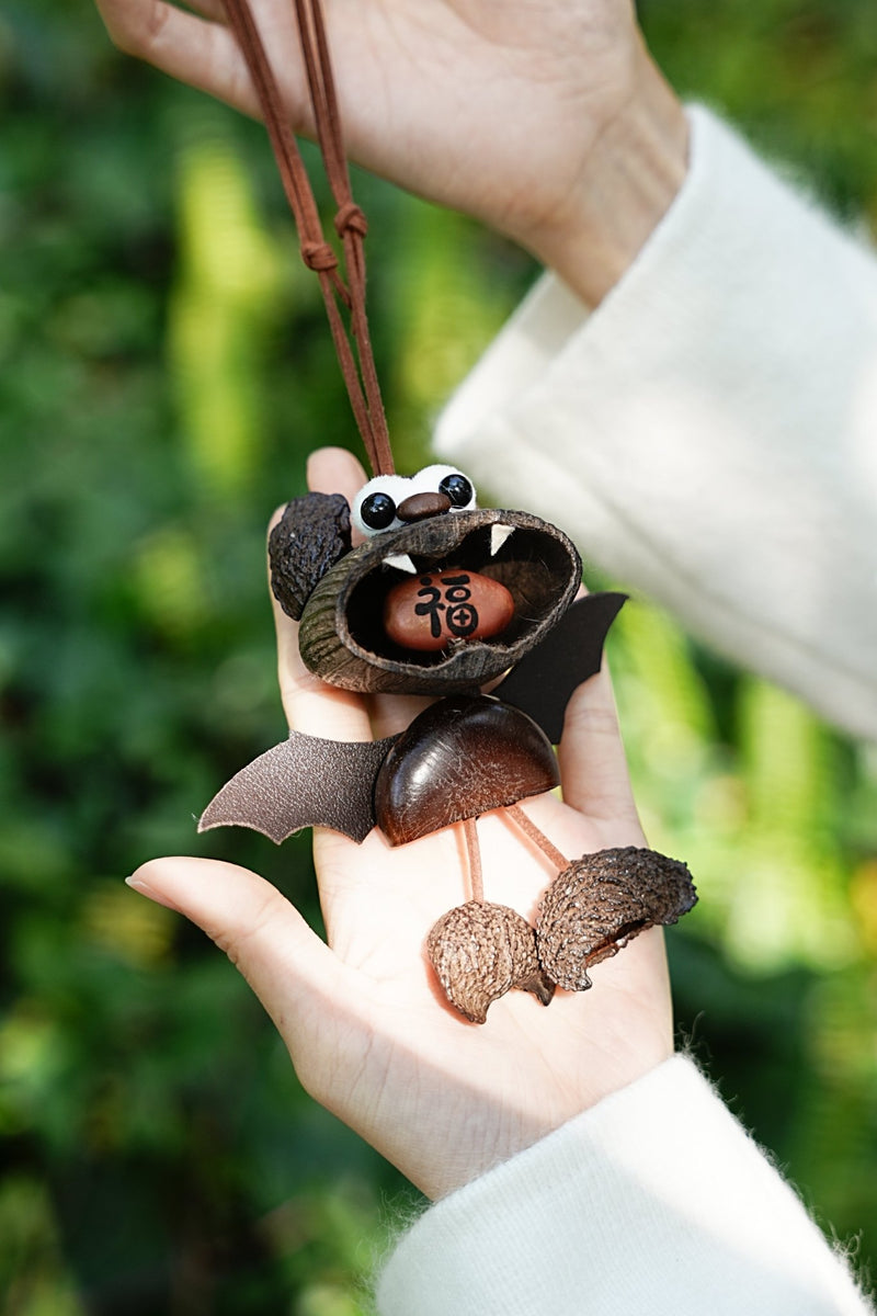 "Il pipistrello della fortuna" - Ciondolo per auto realizzato a mano con guscio di noce con seme "Fu" (buona fortuna) - Yunicrafts
