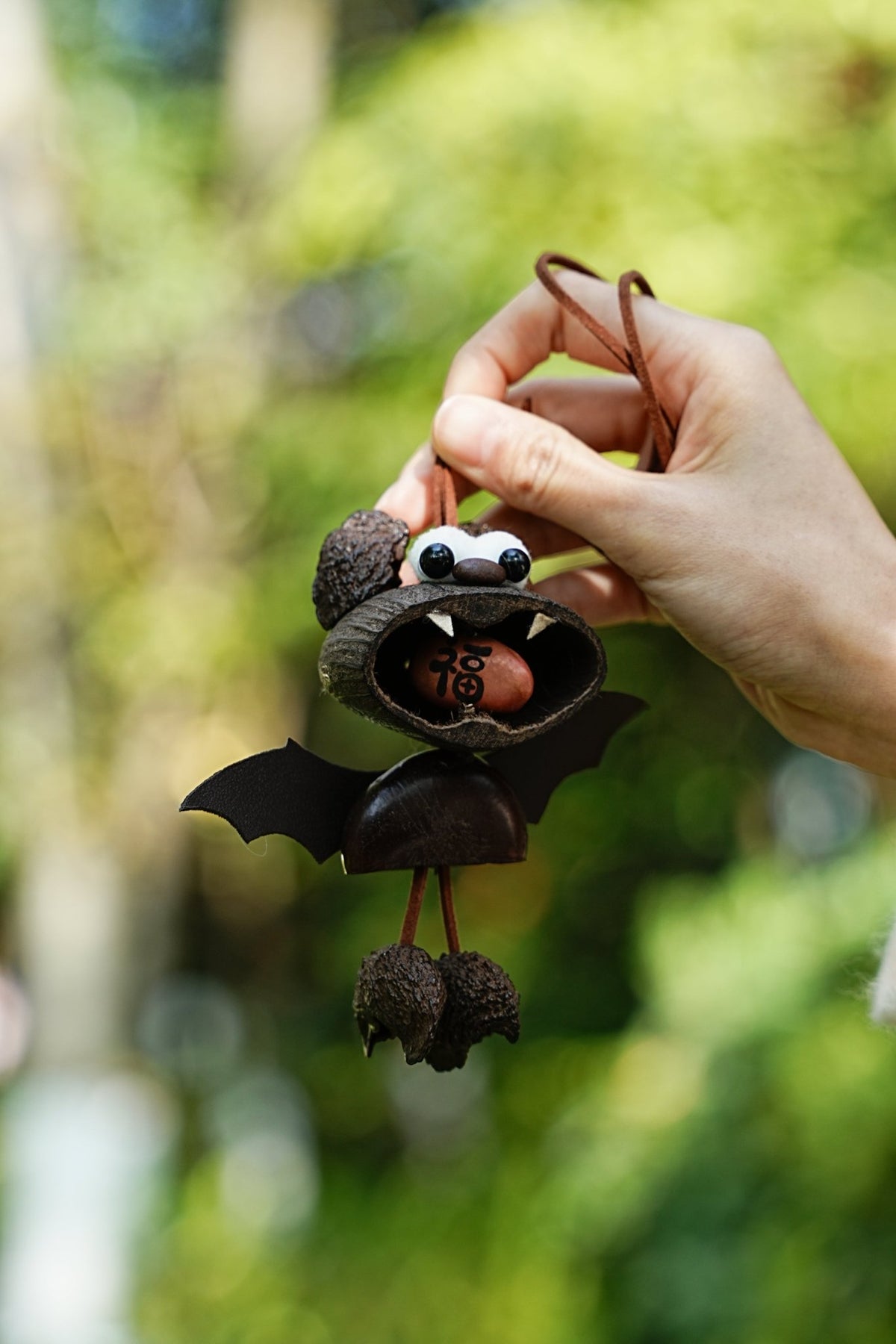 "Il pipistrello della fortuna" - Ciondolo per auto realizzato a mano con guscio di noce con seme "Fu" (buona fortuna) - Yunicrafts