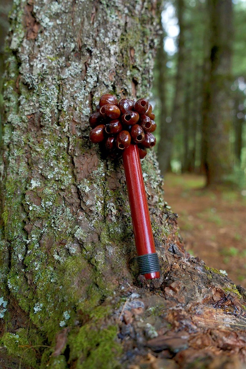Agitador feito à mão __Pala__ com cabo de madeira para sementes de cardamomo - Ritmo da floresta tropical - __Yunicrafts__