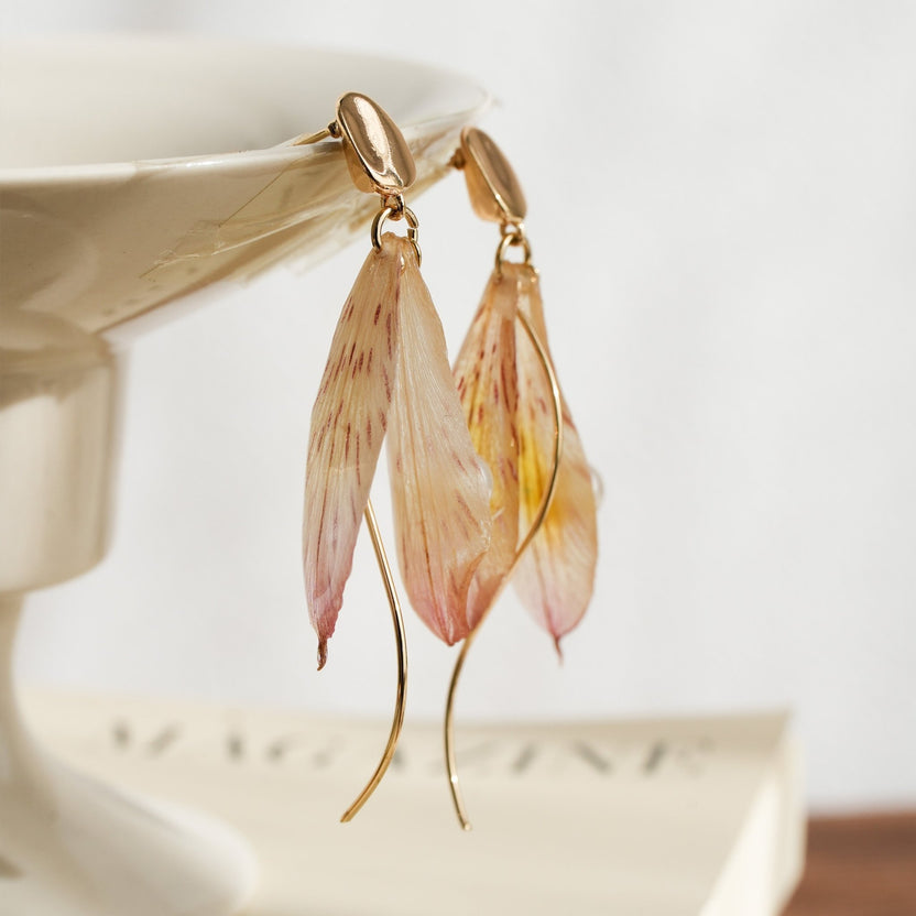Echte Alstroemeria-Blütenblatt-Ohrringe – „Feenflügel“ durchscheinender Blumenschmuck – Yunicrafts