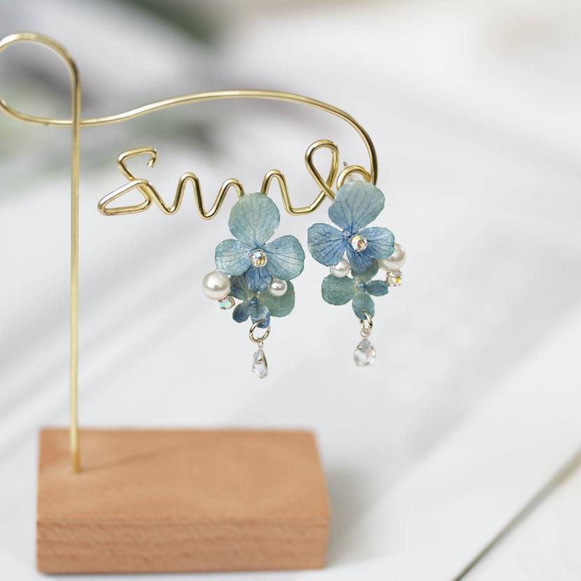 Echte blaue Hortensien-Ohrringe mit Perle und Kristalltropfen – „Raindrop Waltz“ Botanischer Schmuck – Yunicrafts