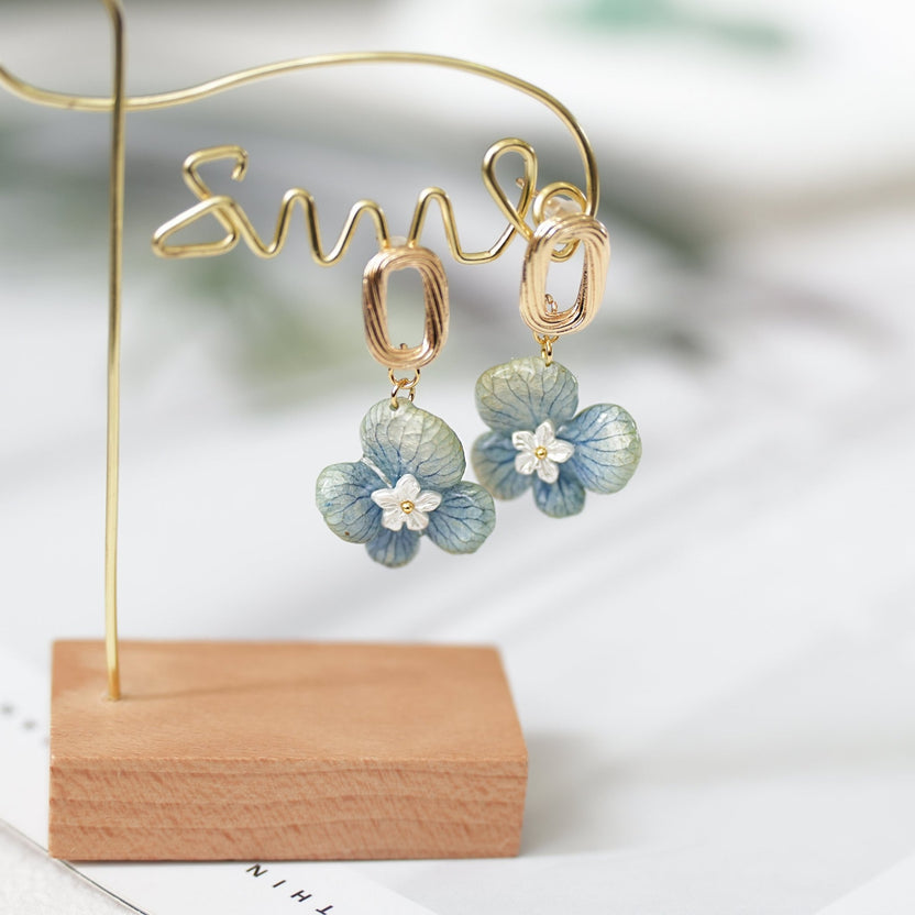 Echte blaue Hortensien-Ohrringe mit Perle und Kristalltropfen – „Raindrop Waltz“ Botanischer Schmuck – Yunicrafts