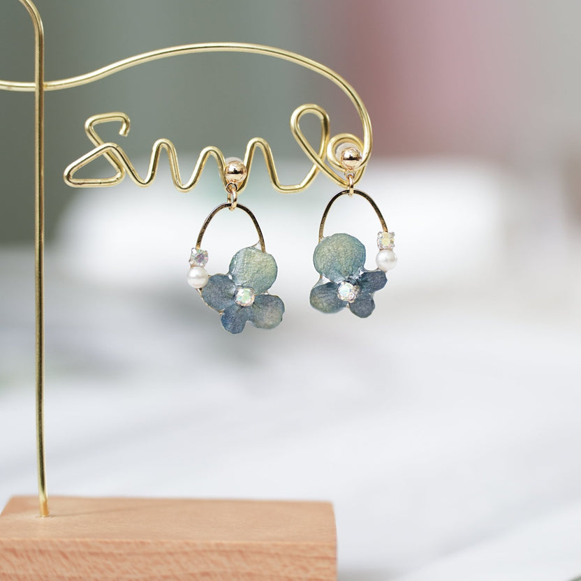 Echte blaue Hortensien-Ohrringe mit Perle und Kristalltropfen – „Raindrop Waltz“ Botanischer Schmuck – Yunicrafts