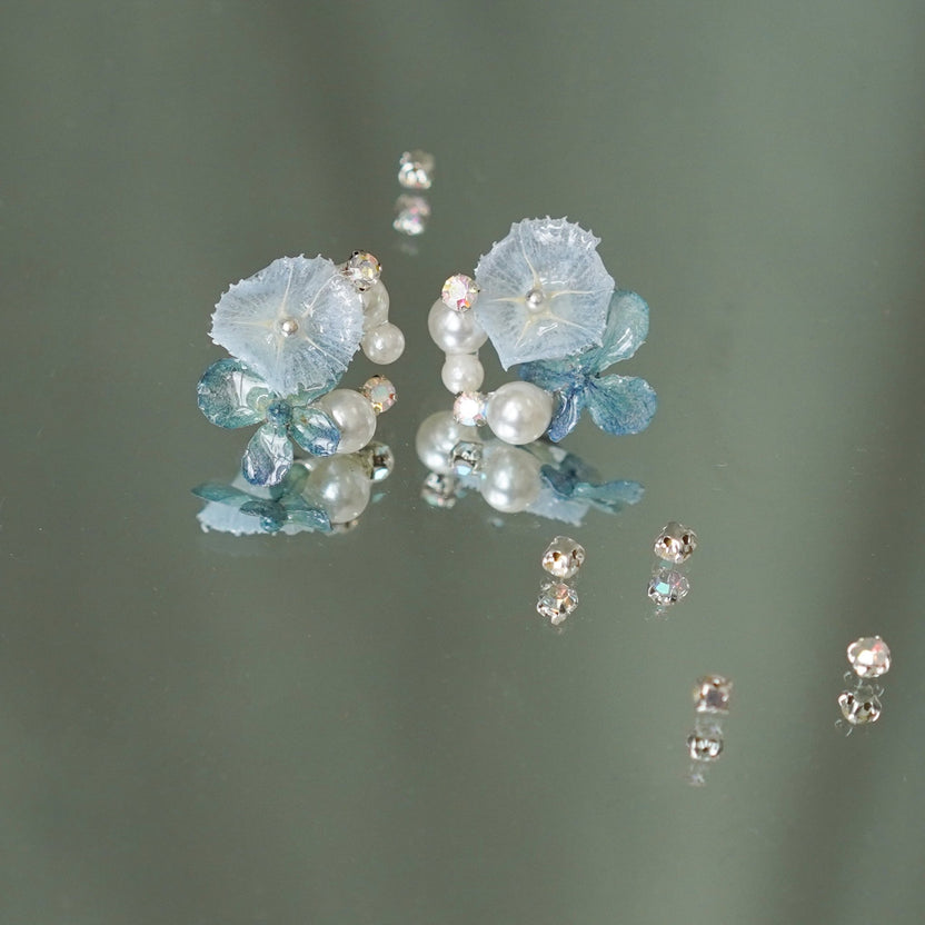 Echte blaue Hortensien-Ohrringe mit Perle und Kristalltropfen – „Raindrop Waltz“ Botanischer Schmuck – Yunicrafts