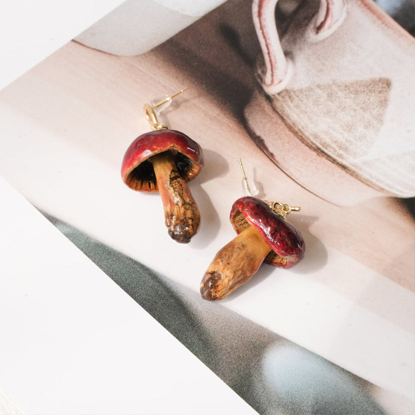Echte goldene Pfifferling-Pilz-Ohrringe – handgefertigter botanischer Harzschmuck – Yunicrafts