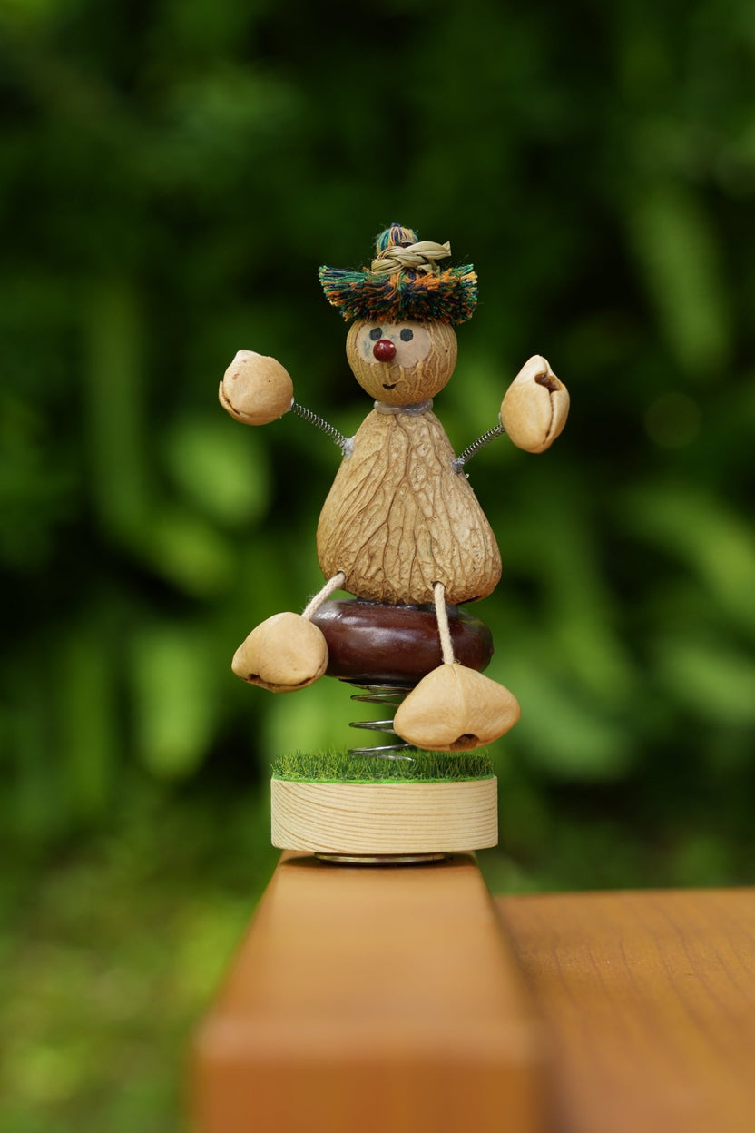 Il piccolo guardiano delle noci | Statuetta con vera conchiglia di semi e ornamento per cruscotto dell'auto - Yunicrafts