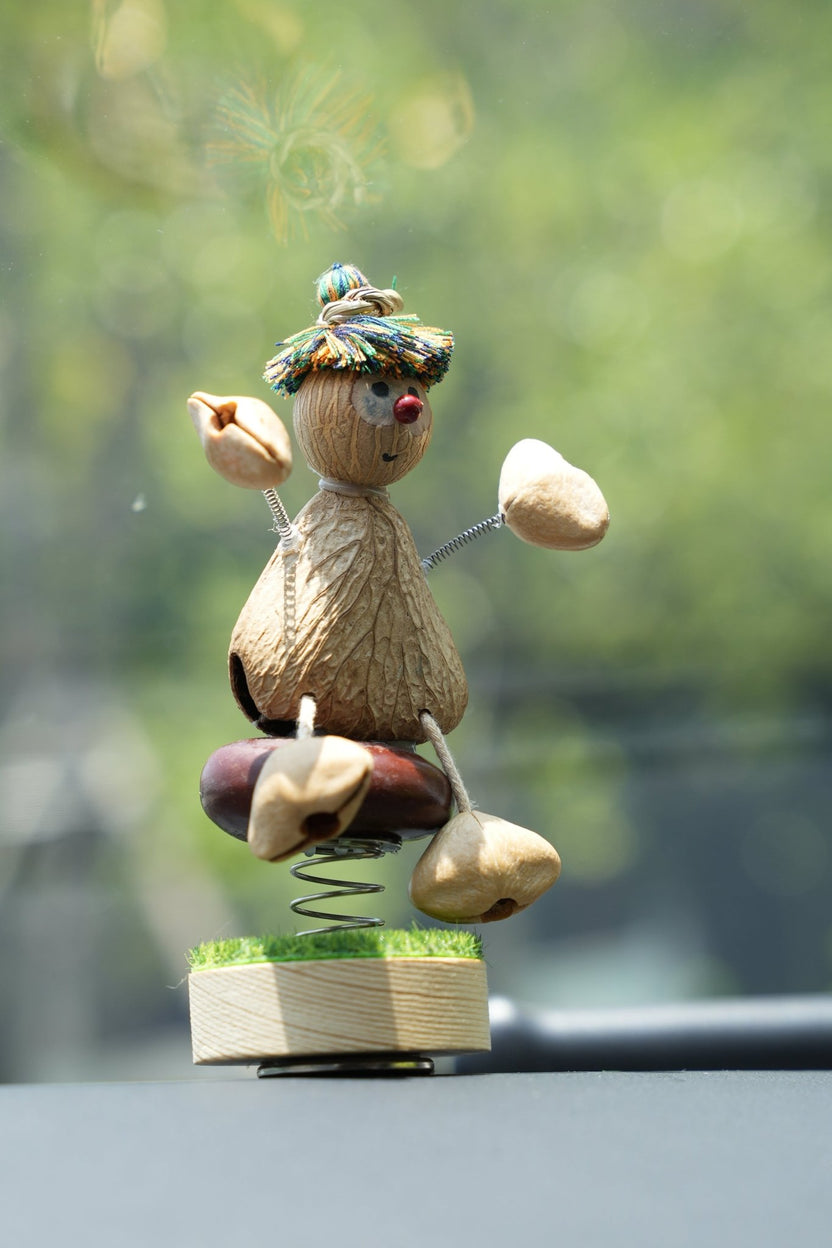 Il piccolo guardiano delle noci | Statuetta con vera conchiglia di semi e ornamento per cruscotto dell'auto - Yunicrafts