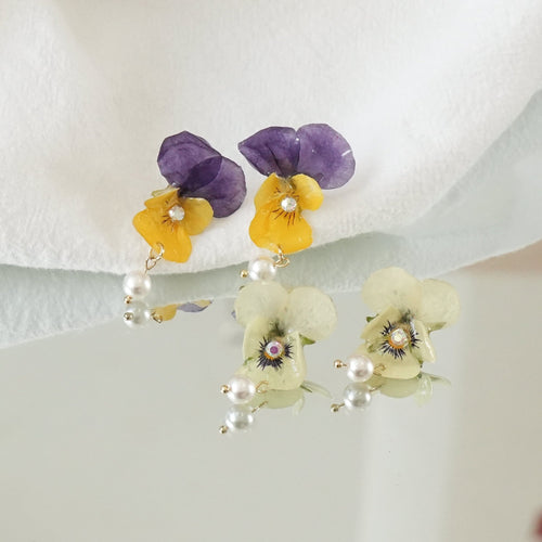 Echte Viola-Stiefmütterchen-Ohrringe mit Perle – „The Singing Garden“ gepresster Blumenschmuck – Yunicrafts