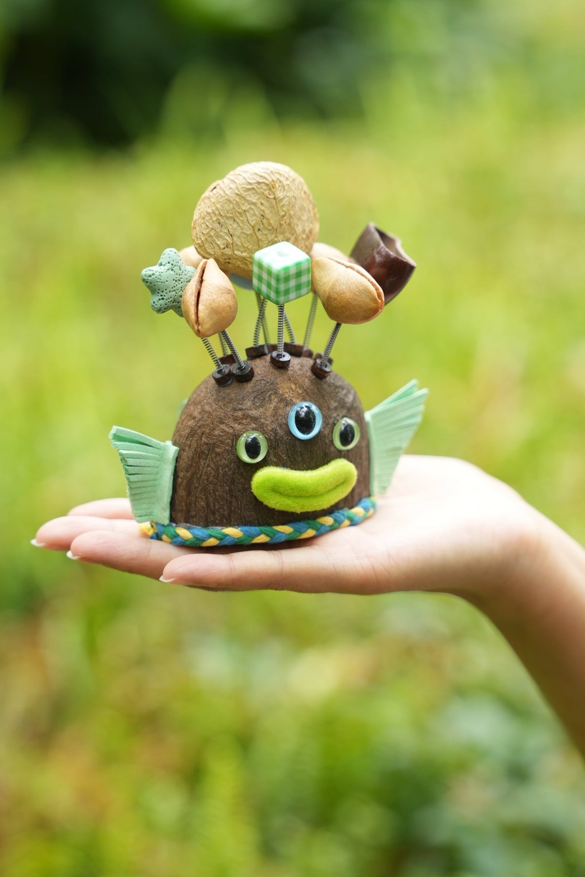 "El pez galáctico de tres ojos" - Muñeco monstruo de cáscara de nuez mutada con aletas y estrella - Yunicrafts