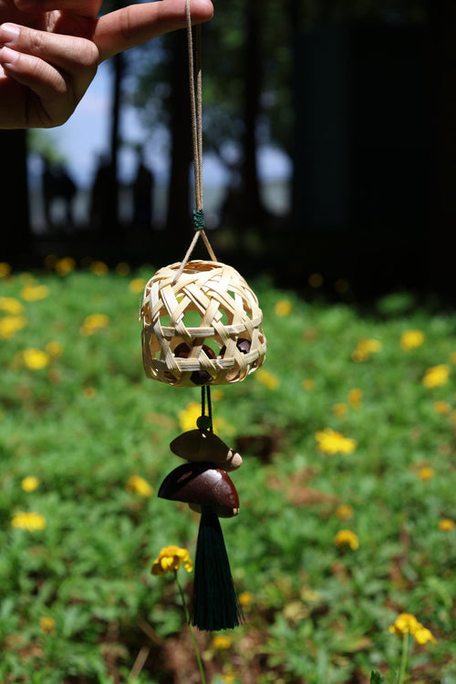 "La Linterna de Bambú" - Mano - Dije de Jaula Tejida con Campanas de Semillas y Borla Esmeralda - Yunicrafts