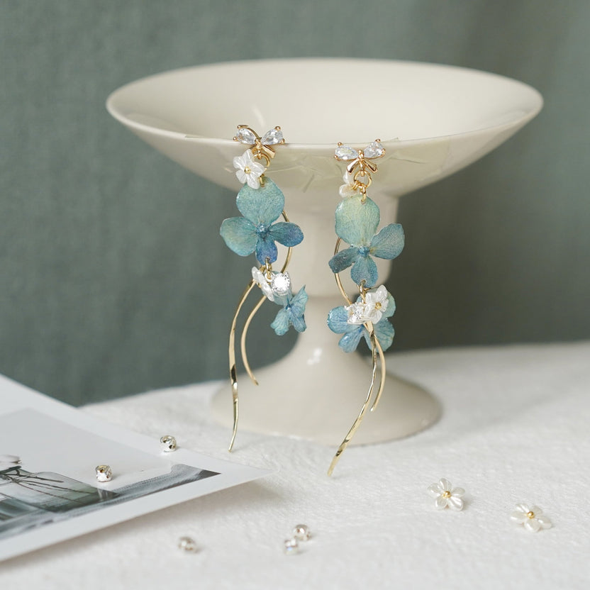Echte blaue Hortensien-Ohrringe mit Perle und Kristalltropfen – „Raindrop Waltz“ Botanischer Schmuck – Yunicrafts