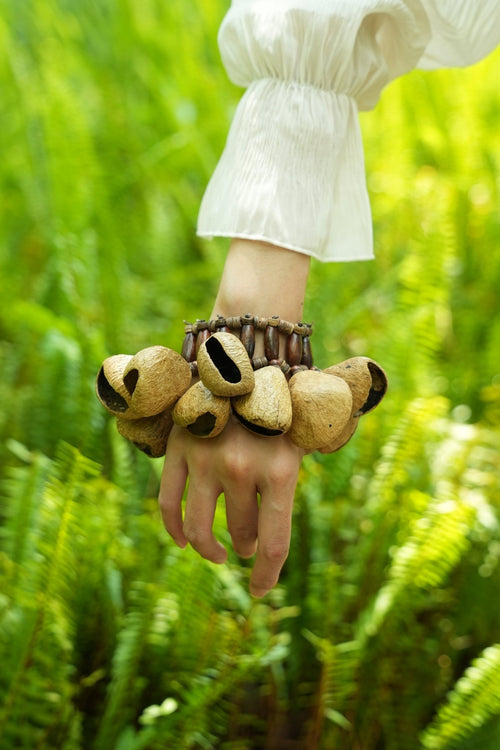 „The Forest Rhythm” – Naturalna bransoletka z grzechotką i perkusją na nadgarstek z muszelek – Yunicrafts