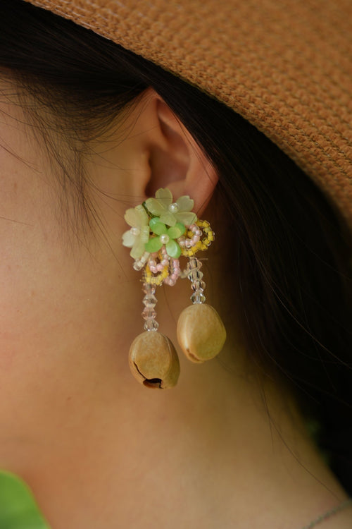 „Die Frühlingsblüte“ – Ohrringe mit Pastellblumen und natürlichen Samen – Yunicrafts