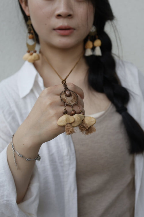 "The Sunset Weaver" - Collar de mandala tejido en bronce con semillas naturales y borlas marrones - Yunicrafts